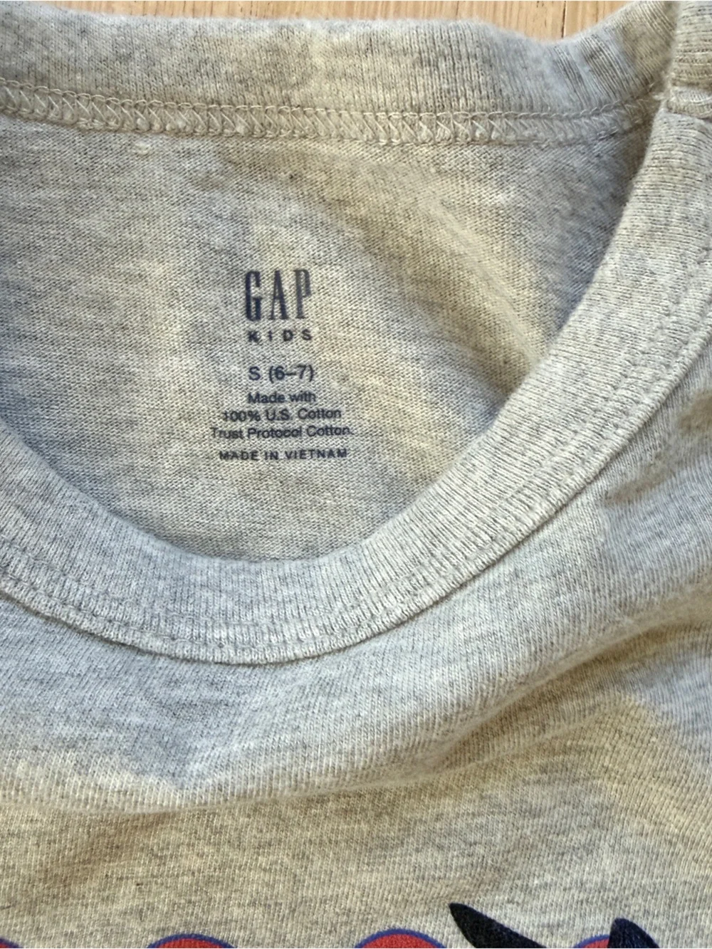 GAP Gray Long-Sleeve Tee with Navy Shark Graphics - Size S (6-7)